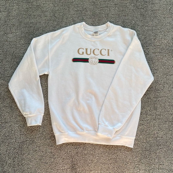 Gildan Tops - ⭐️ Soft White Sweatshirt ⭐️